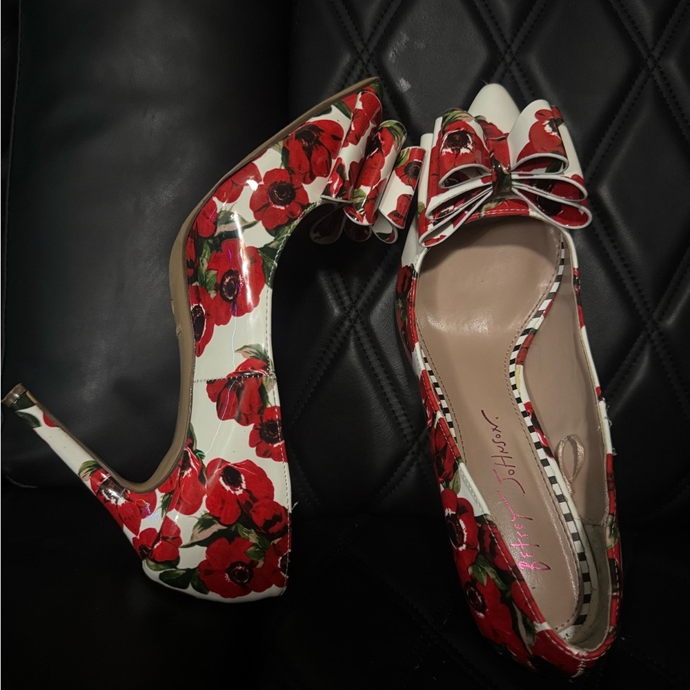 Betsey Johnson Red and White Floral Patent High Heel Pumps - Picture 5 of 6